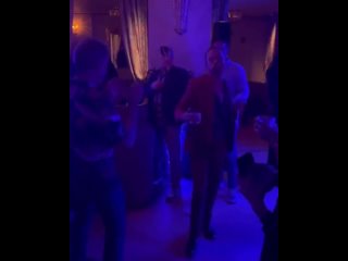 Аарон Пол и Брайан Крэнстон разрывают танцпол на дне рождения Дрейка