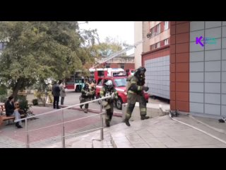 Экстренные службы съехались в керченскую больницу: пожарные провели учения