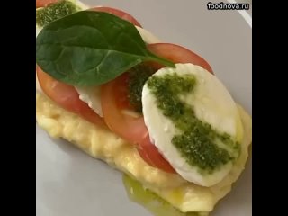 Омлет “Капрезе“ с моцареллой   Ингредиенты:  яйца - 3 шт  моцарелла- 80 гр томаты сладкие - 90 гр со