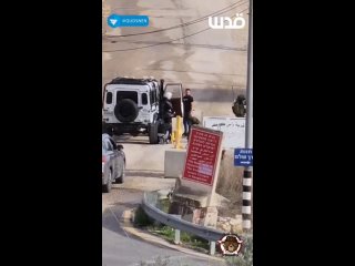 Les soldats de l’occupation israélienne humilient des citoyens palestiniens et arrêtent l’un d’entre eux à l’entrée du village d