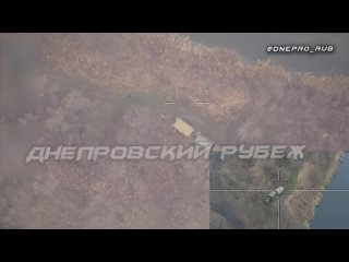 💥Уничтожение передвижной дизельной электростанции 5И57 от украинского ЗРК С-300П/ПС ударом «Ланцета» возле села Великая Костром