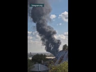 Над Ростовом-на-Дону поднимается столб дыма — это сильный пожар на складах, сообщают экстренные службы. Огонь распространился уж