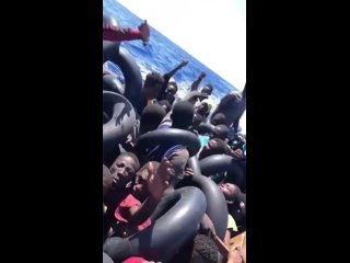 From Tunisia to Lampedusa. Italian journalists see women, unaccompanied minors and children in this video.