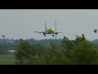 Эмбраер авиакомпании S7 Siberia Airlines приземляется в аэропорту Алматы.