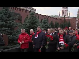 Лидер КПРФ Геннадий Зюганов вместе с товарищами по партии возложил венки к Мавзолею Ленина