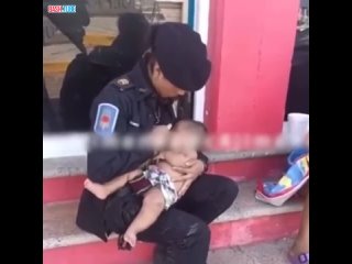 🇲🇽 Сотрудница полиции покормила грудью чужого малыша в разрушенном мексиканском городе