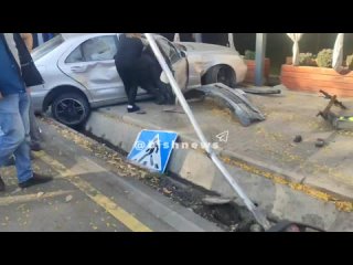 В Бишкеке машина сбила на тротуаре мать с ребенком