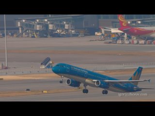 Эйрбас А321 авиакомпании Vietnam Airlines взлетает из аэропорта Чек Лап Кок, Гонконг.