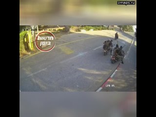 Момент входа палестинских боевиков в израильское поселение Бейри.  Просто, малыми группами на мопеда