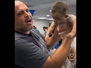 Отец прощается со своей маленькой дочерью