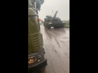 ❗️Редкий украинский Т-84 «Оплот» (не путать с БМ «Оплот») засветился на фронте с установленным на МТО защитным навесом.

“Военны