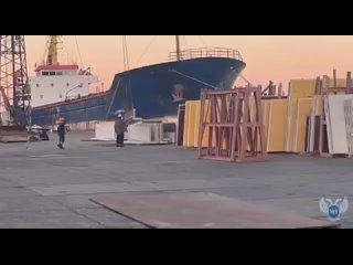В порт Мариуполя доставлен очередной груз строительных материалов для восстановления жилых объектов ДНР