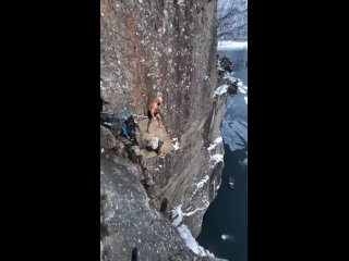 Норвежец совершил «прыжок смерти» в ледяную воду с высоты 40,5 метров
