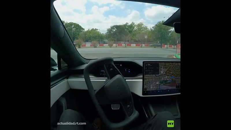 Tesla exhibe el modo piloto automático de sus