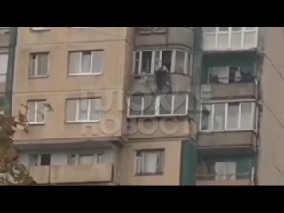 В Петербурге полуголая барышня пыталась спрыгнуть с 15 этажа и сопротивлялась пр