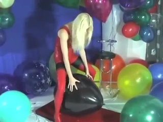Sexy girl balloon fetish BTP SIT TO POP