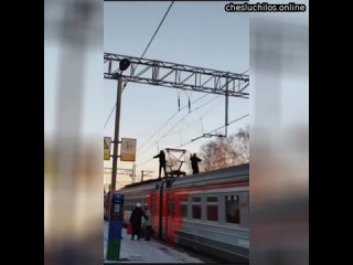В Подмосковье 12-летний школьник решил выпендриться и покататься на крыше электрички: все закончилос