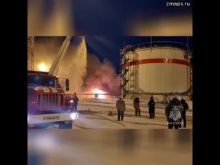 В Коми огонь перекинулся на цистерну с нефтью — пожарные уже несколько часов не могут его потушить