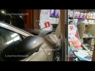В Керчи столкнулись две легковушки, одна из них влетела в магазин