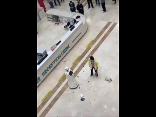 В больнице Китая женщина избила робота, который записывал посетителей к врачу