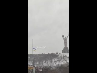 Буря порвала в Киеве самый большой флаг Украины, сообщила городская администрация украинской столицы