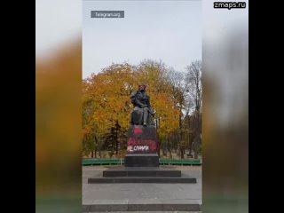 ️Неизвестные обмотали голову памятнику Пушкину в Киеве  На постаменте вандалы написали «Деколонизаци