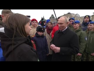Молодежь Запорожской области вместе с Президентом приняла участие в возложении к памятнику Минину и Пожарскому