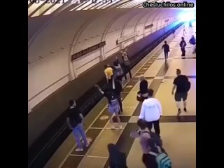 ️Срочно! Мужчина упал прямо под поезд в Москве   полное видео без цензуры здесь