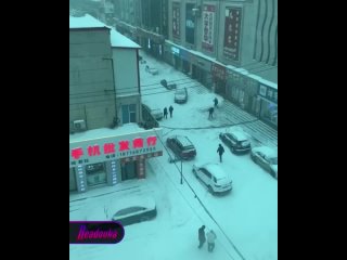 Русские туристы застряли в Китае из-за снежного циклона — местные власти закрыли автомобильные КПП