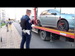 🔥Ростов-на-Дону. Эвакуация Митсубиси с тротуара в микрорайоне Суворовский. ()🔥