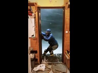 Двери в Антарктике открываются вовнутрь - Денис Червов