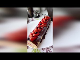 Бисквитный рулет с кремом чиз и со свежими ягодами