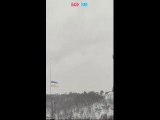 🇺🇦 Порвать украинский флаг: самый большой флаг Украины не смог пережить встречу с сильной бурей в Киеве