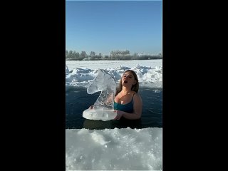 Для этой девушки холодная вода не страшна