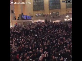 ️ Несколько тысяч протестующих в Манхеттене, Нью-Йорк, взяли под контроль здание Центрального вокзал