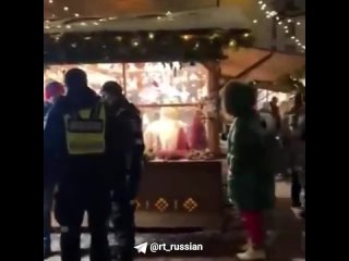 🇸🇰 À Tallinn, la police estonienne a failli arracher les chapeaux des touristes en confondant les drapeaux de la Russie et de la