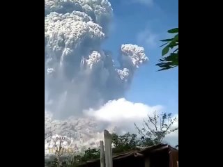 Вулканы во всем мире продолжают просыпаться один за другим - теперь начал извергаться вулкан Марапи на западе Индонезии:
