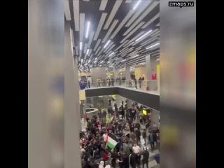 ️Кадры очевидцев из аэропорта Махачкалы.  Толпа ищет граждан Израиля врывается в каждое помещение. Р