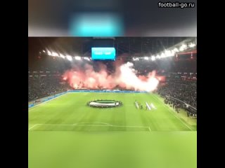 Впечатляющее пирошоу от фанатов Айнтрахта (Франкфурт) перед началом игры с ПАОКом