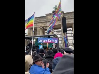 Gabriele Krone-Schmalz in Berlin: „Krieg ist Barbarei, Krieg ist Verbrechen!“