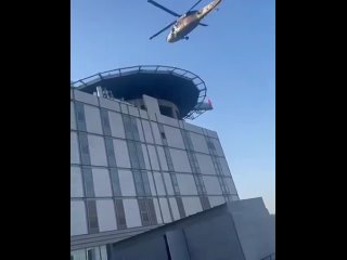 Сионистский вертолет доставляет павших солдат-оккупантов в больницу Ихилов на территории временного образования.