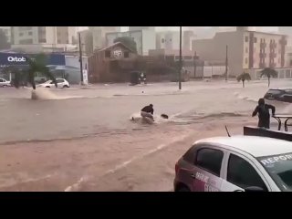 🤡 жуткие новости 😱 Шторм, сопровождаемый сильным дождём прошёл в Уберландии, Бразилия 💦