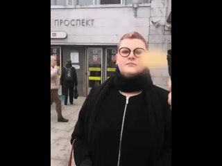 В Питере представитель ЛГБТ решила сделать русскому парнишке замечание за символику Z на его толстовке.
