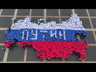 Тысячи активистов «Волонтерской Роты» и «Молодой Гвардии» поздравили Президента РФ на Дворцовой площади в Санкт-Петербурге