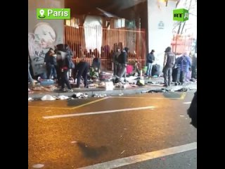 🇫🇷’Paris, Paris, Paris,’ repeats a tourist in horror and bewilderment as he captures the chaos in the street on video. Crowds of