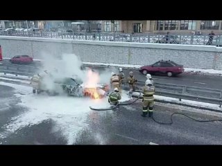 Шымкентте жолда келе жатқан жеңіл көлік түгелімен жанып кетті