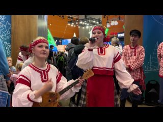 ВИДЕО. На стенде Ленобласти на ВДНХ “зажгли“ вепсы