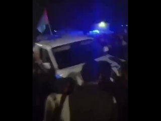 Толпа в Дагестане раскачивает полицейские машины. Как много горячих мужиков, готовых «громить евреев» и силовиков. А что же вы с