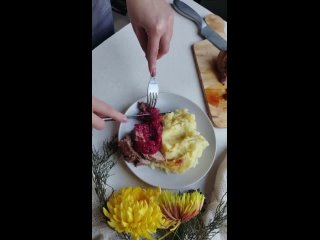 Каша из топора: свинина с клюквенным соусом и картофельным пюре