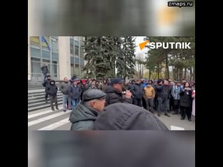 Молдавские автоперевозчики протестуют у здания правительства в центре Кишинева, сообщает @rusputnik